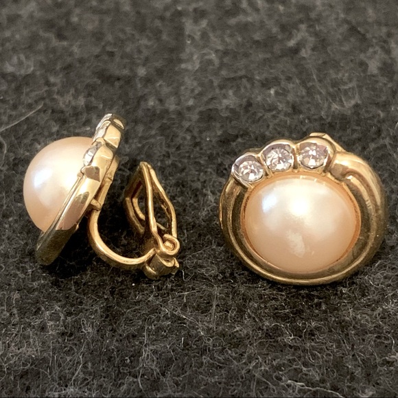 Sweet cultured Pearl earrings. Never worn. - Picture 2 of 2